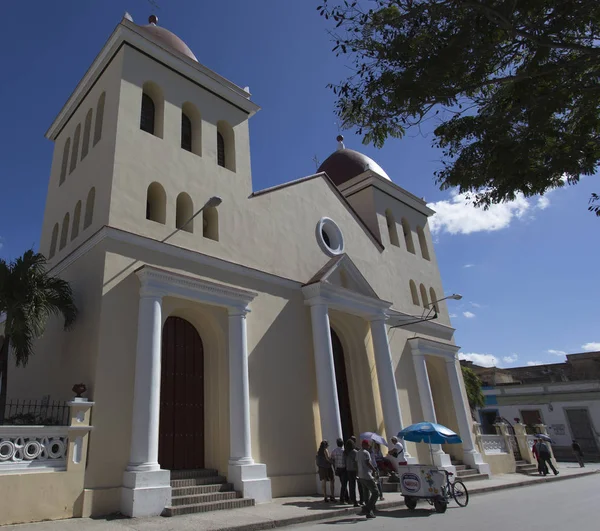 Vista de rua da igreja em Holguin, Cuba . — Fotografia de Stock