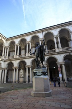 Napolyon'un heykeli ve herkes