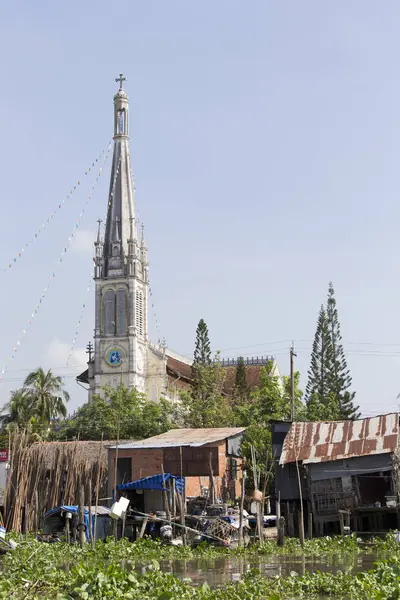 Kasaba ve kilise Mekong Nehri boyunca — Stok fotoğraf