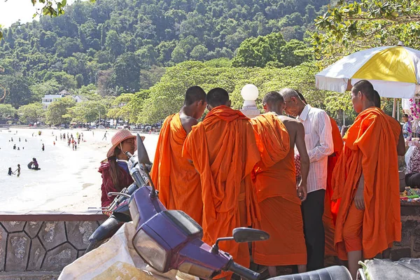 Moines visitant Kep au Cambodge — Photo