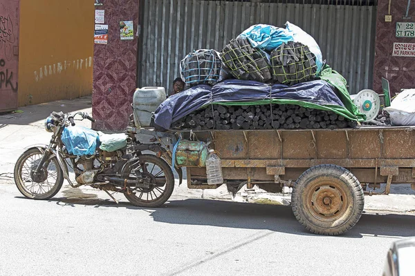 Coal vendor motorbike in Phnom Penh — Stock Photo, Image