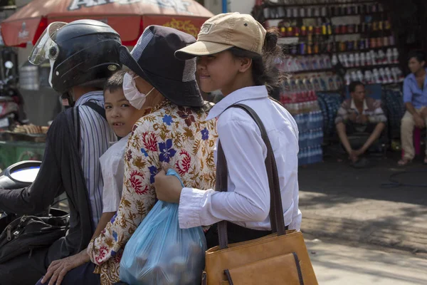 Cuatro personas montando una moto — Foto de Stock