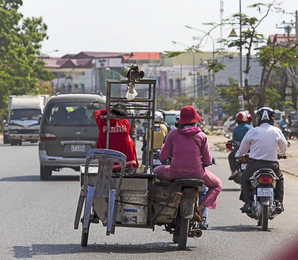 Crazy transport i Phnom Phen — Stockfoto