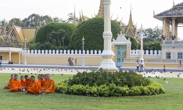 Monks tour the Royal Palace grounds in Phnom Penh — Stock Photo, Image