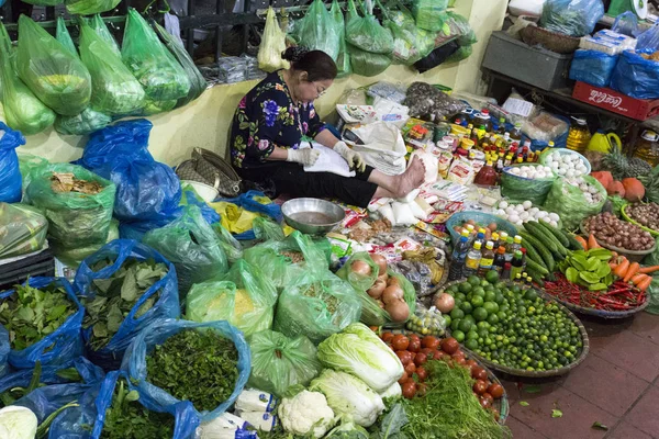 Womand vendendo frutas e legumes em um mercado de rua — Fotografia de Stock