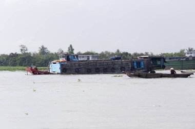 İnsanlar bir tekne yüzen Market, Vietnam
