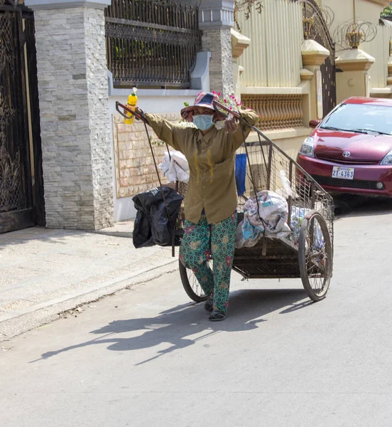 Frau sammelt Müll auf der Straße von Phnom Phen — Stockfoto