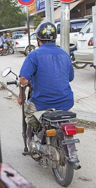 Osobie niewidomej jazdy motocyklem w Kambodży — Zdjęcie stockowe