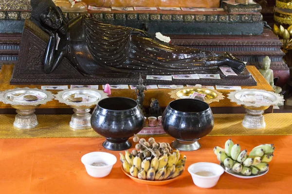 Religiös erbjuder i en buddist-templet i Kambodja — Stockfoto