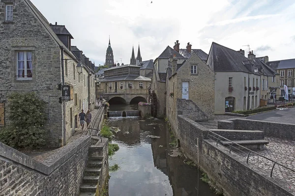 Mulino ad acqua e fiume Aure nella città vecchia di Bayeux — Foto Stock