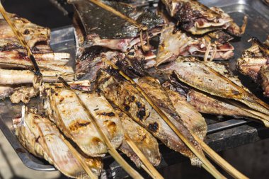 Izgara balık, sokak gıda Tay arpacık. 