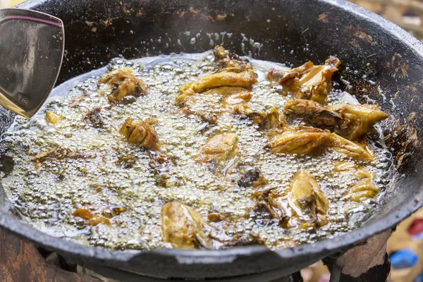 Fried Chicken matlagning i en järn stekpanna — Stockfoto