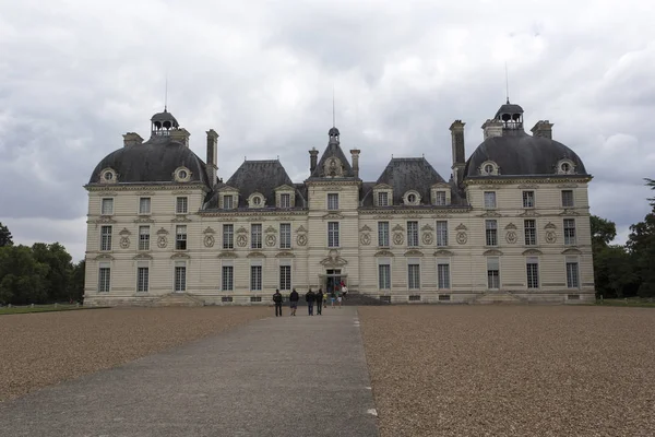 Chateau Cheverny widok z niektórych turystów we Francji — Zdjęcie stockowe