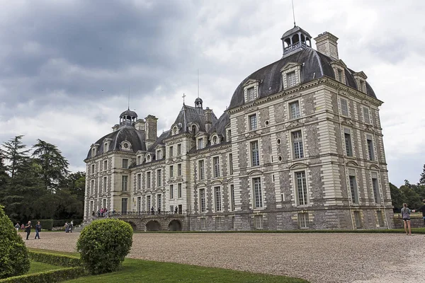 Chateau Cheverny vista com alguns turistas na França — Fotografia de Stock