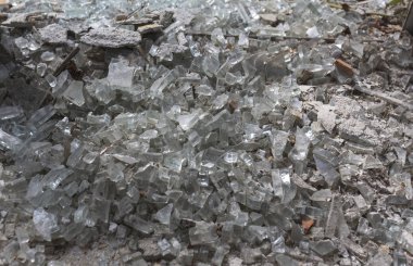 Kırık cam kristalleri