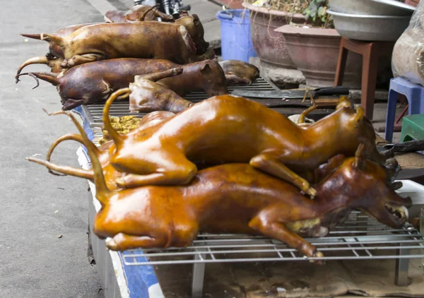 Μαγειρεμένο το σκυλί για την αγορά σχετικά με το στάβλο στο Βιετνάμ — Φωτογραφία Αρχείου