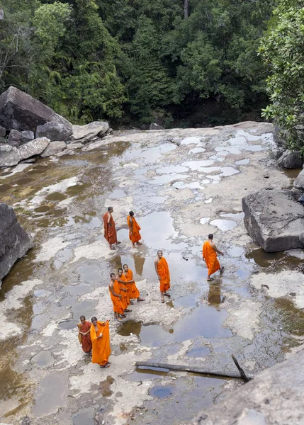Mnich, odwiedzając wodospad Kep w pobliżu Kep w Kambodży — Zdjęcie stockowe