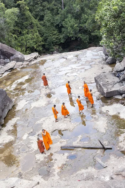 Monje visitando cascada Kep cerca de Kep en Camboya — Foto de Stock