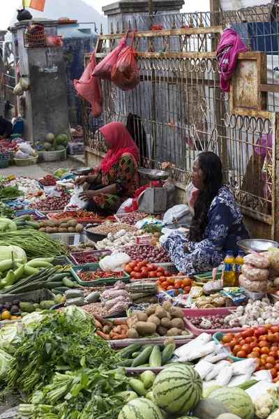 Grupo no identificado de mujeres que venden frutas tropicales en la calle —  Fotos de Stock