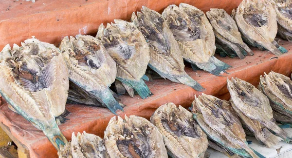 Torkad fisk på marknaden — Stockfoto