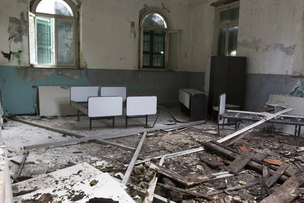 Edifício do hospital abandonado chamado Mombello — Fotografia de Stock