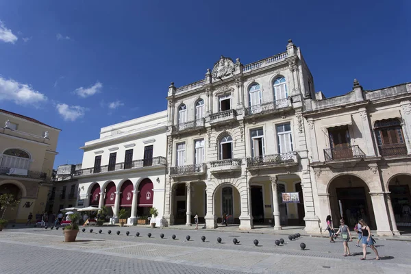 La Plaza Vieja, een toeristische bezienswaardigheid Havana — Stockfoto