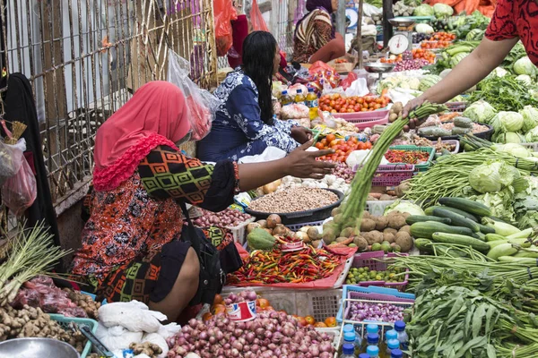 Grupo não identificado de mulheres que vendem frutas tropicais na rua Imagens Royalty-Free