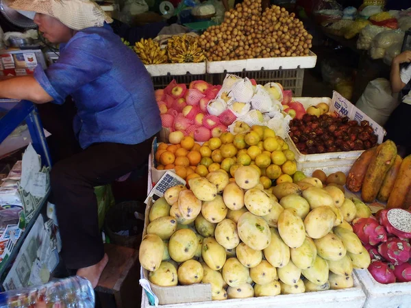 Woman selling fruit — Stock Photo, Image