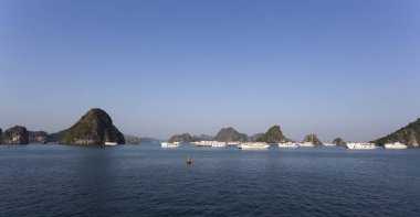 Halong Bay seyir geminin tam görünümünü