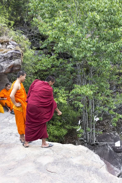 Monjes visitando la cascada Kep cerca de Kep —  Fotos de Stock