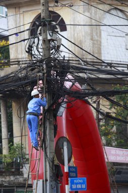 Elektrik direkleri ve Kamboçya sokakta teller 