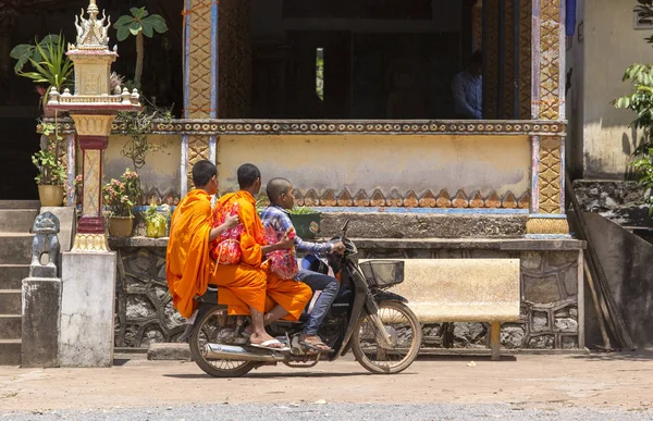 三人の若い僧侶がバイクに乗って — ストック写真