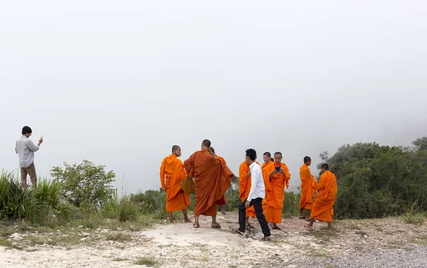 Mönche besuchen Kep-Wasserfall in der Nähe von Kep — Stockfoto