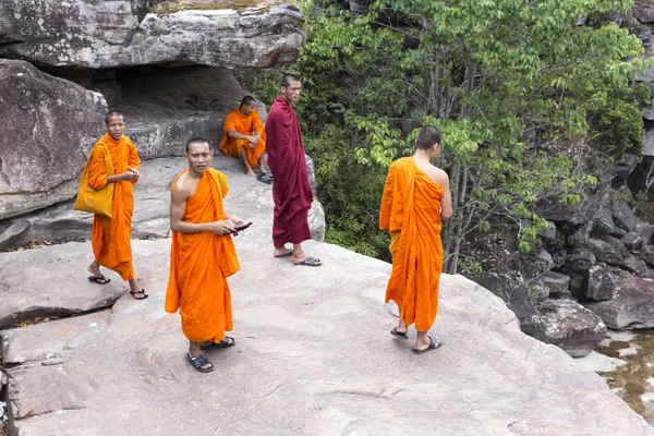 Monjes visitando la cascada Kep cerca de Kep —  Fotos de Stock