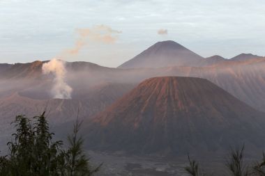 Bromo dağ güneş doğarken