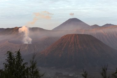 Bromo dağ güneş doğarken