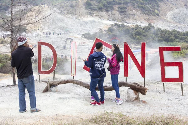Drei Touristen betrachten heißen Dampf — Stockfoto