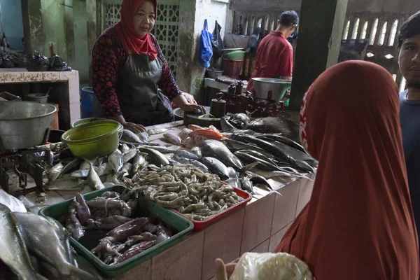 Unbekannte Frau verkauft frischen Fisch — Stockfoto