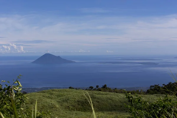 Küste vor Manado mit Inseln — Stockfoto