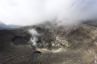lokon yanardağ krater görünümü