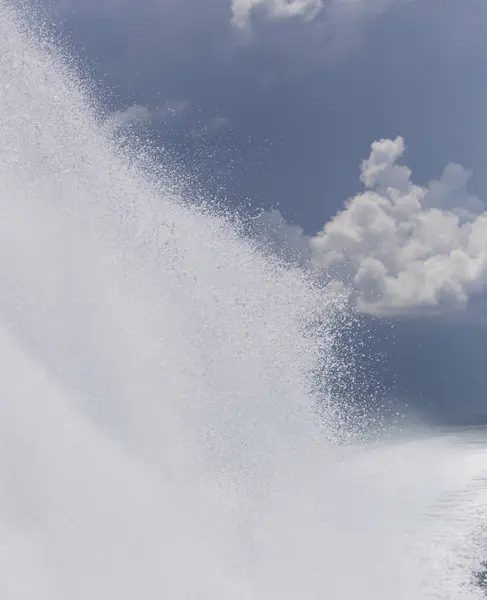 Мощная лодка, создающая огромную волну — стоковое фото