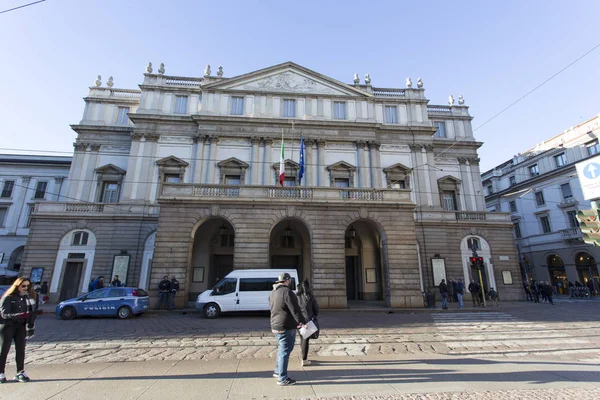 Uitzicht op de beroemde treatro alla scala — Stockfoto