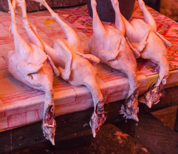 Halal gedood kippen op straatmarkt — Stockfoto