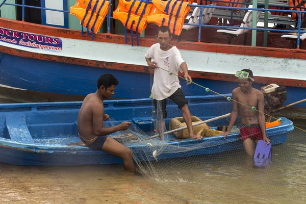 Uomo pesca con una rete — Foto Stock