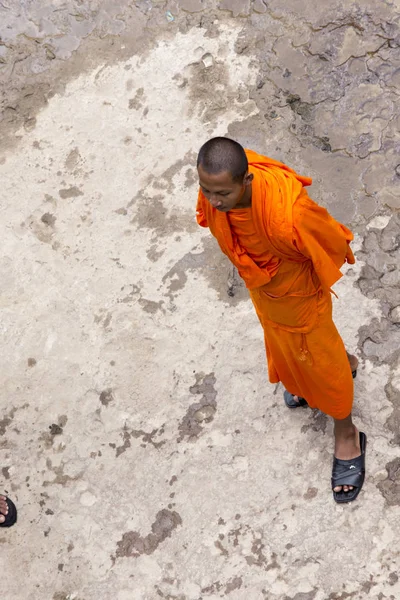 Monk visiting Kep waterfall — Stock Photo, Image