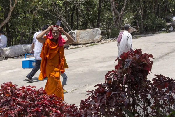 Монах посещает водопад Кеп — стоковое фото