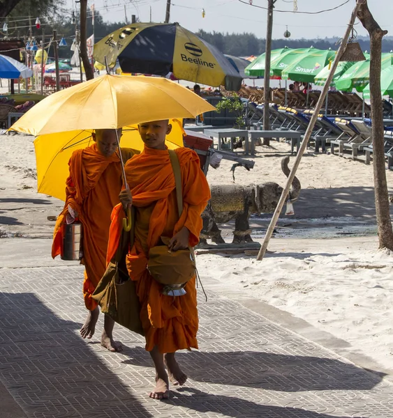 Jeunes moines avec parasols marchant sous le soleil — Photo