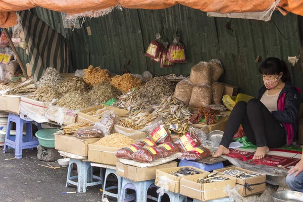 Typický pouliční prodejce v Hanoji, Vietnam — Stock fotografie