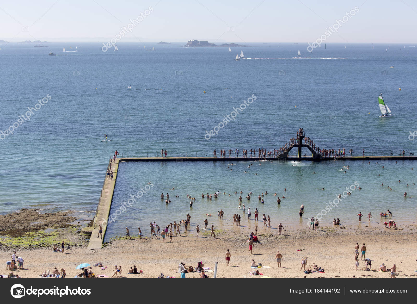 Piscina di acqua salata con persone nuotare — foto editoriale stock ... Piscina acqua salata