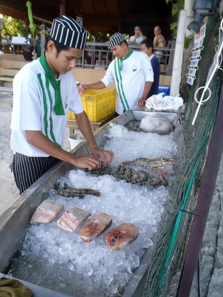 Preparación de escaparate de mariscos —  Fotos de Stock